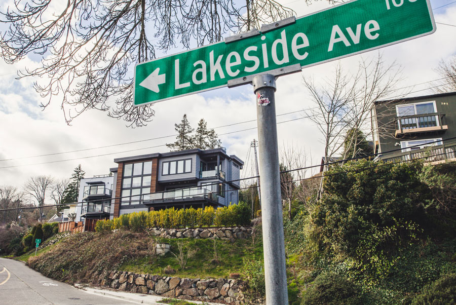 Lakeside Ave street sign in front of residential buildings.